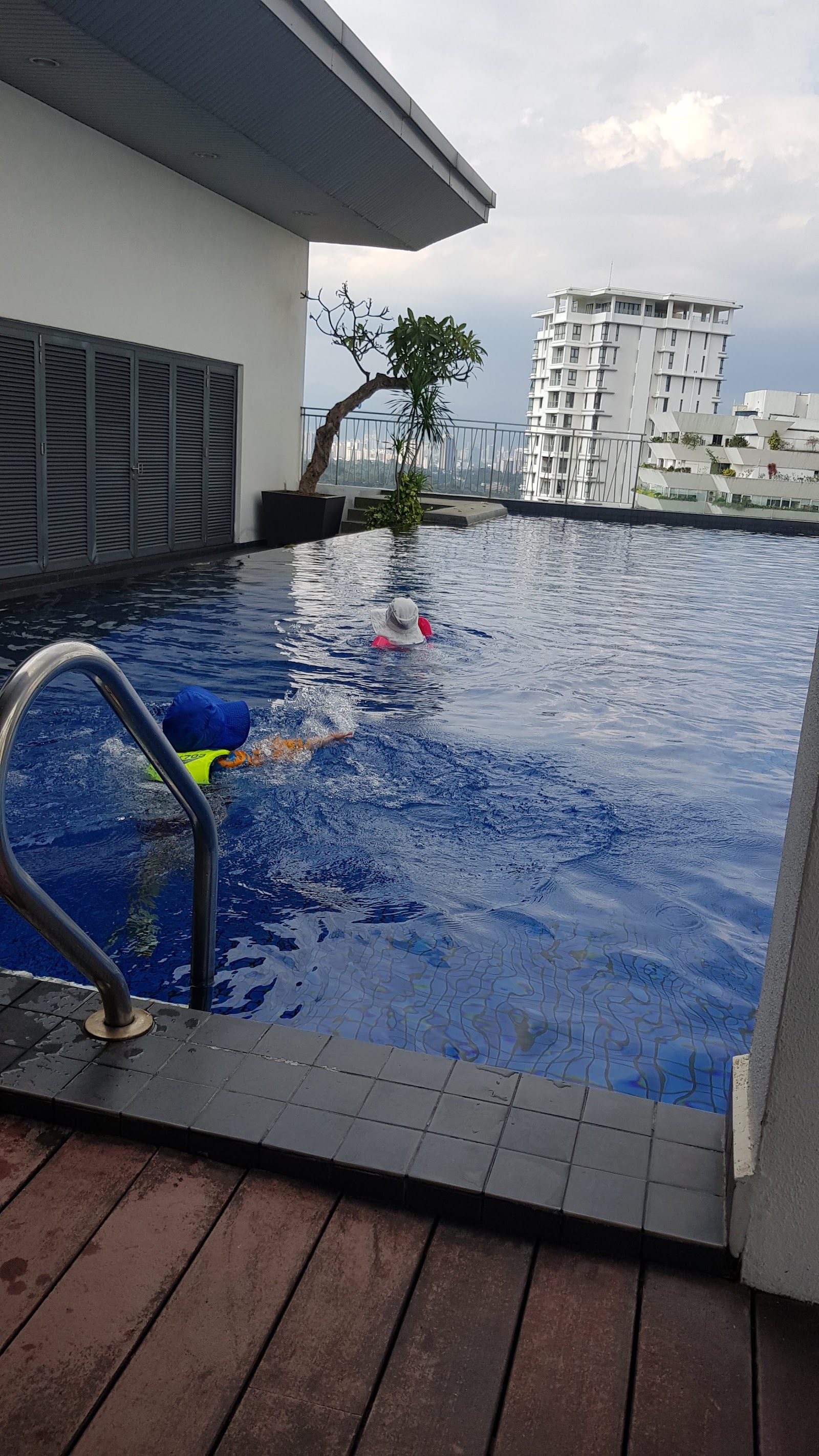 D9 Luxury Condominium gallery image 2