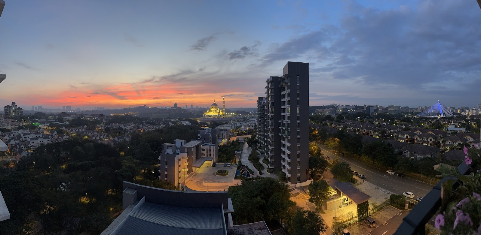 Aura Residence gallery image 3