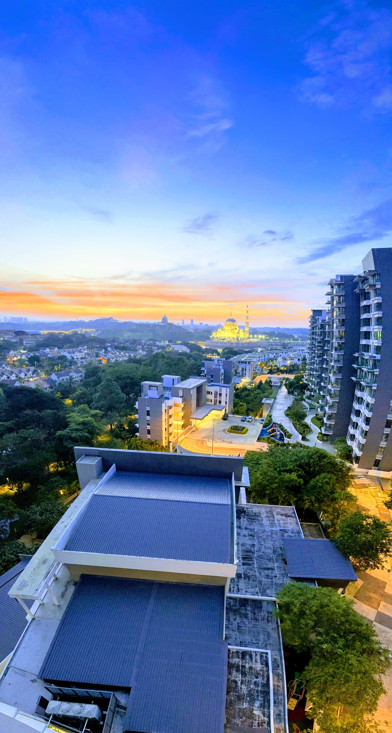 Aura Residence gallery image 4
