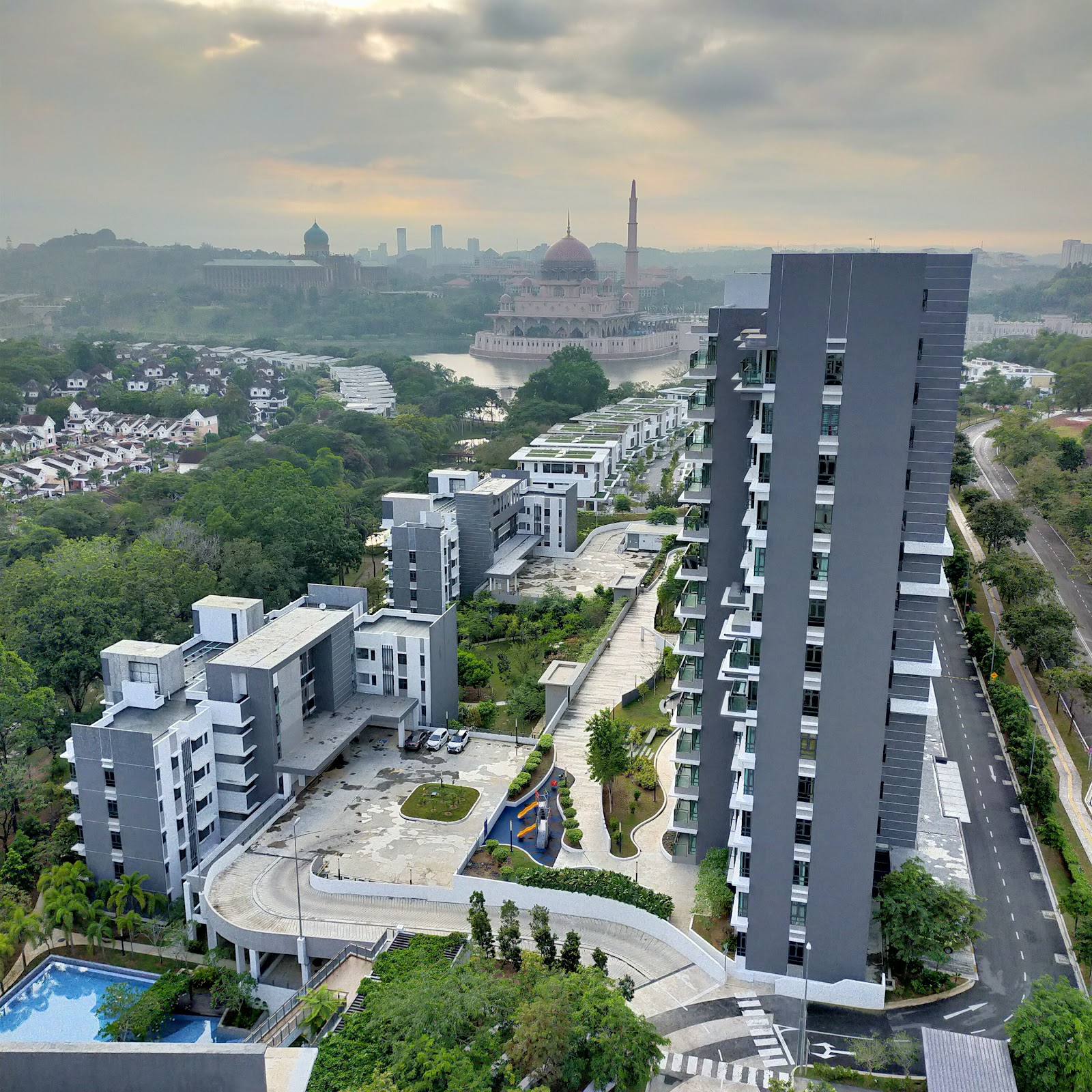 Aura Residence gallery image 2