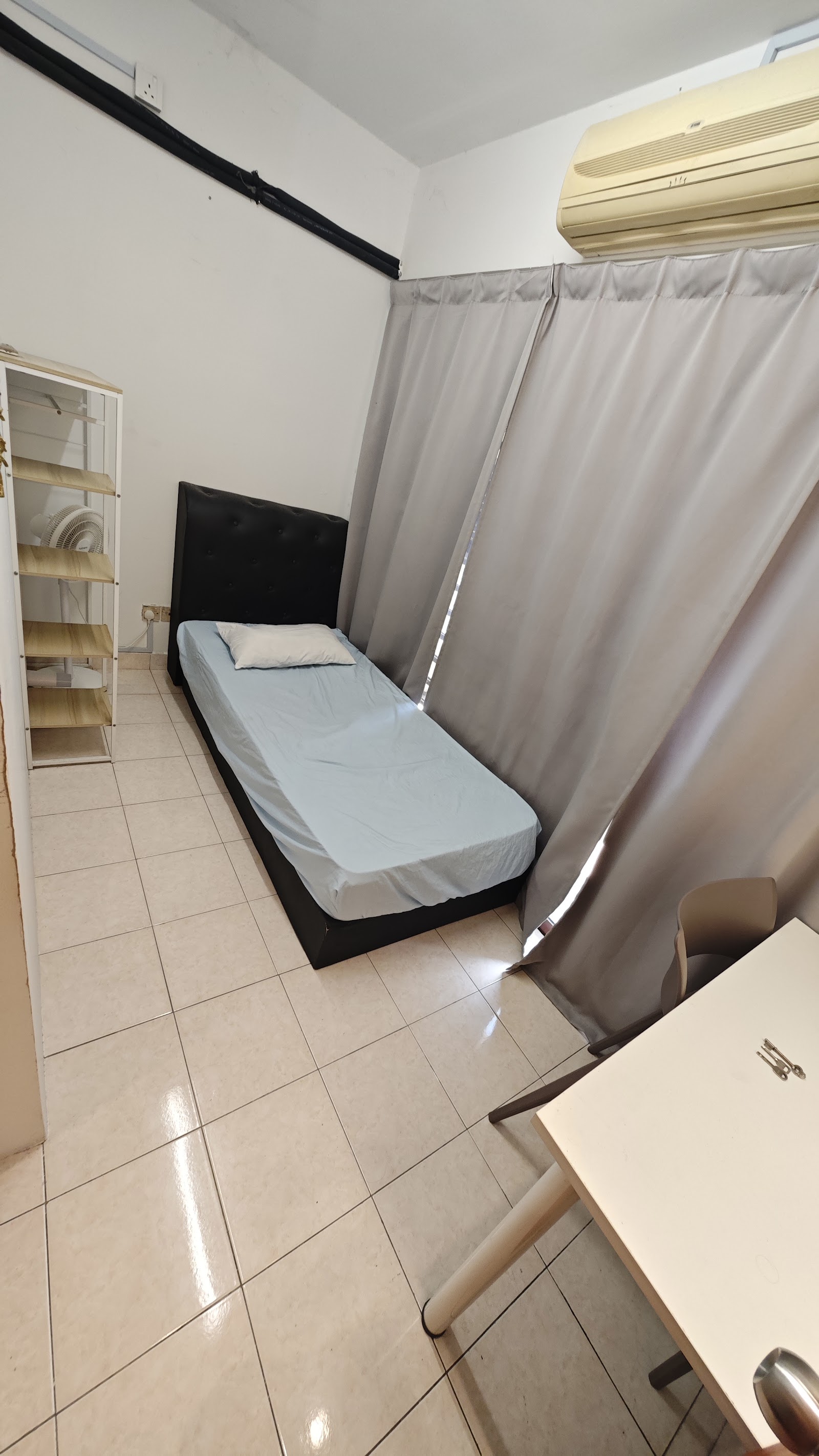 Palm Spring Condominium gallery image 3